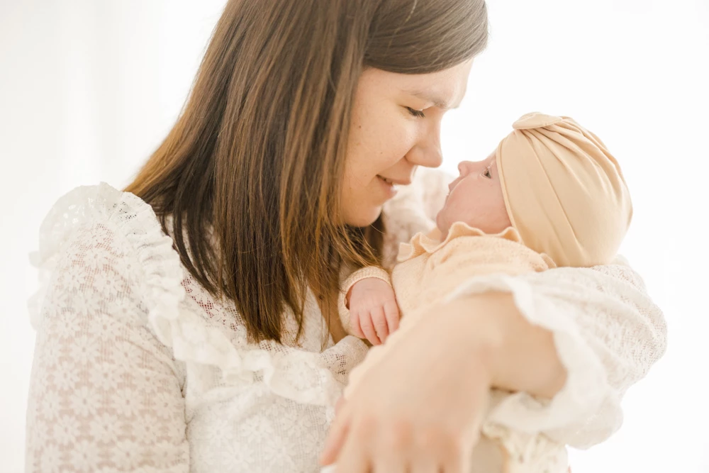 enfant bonheur amour gris bébé